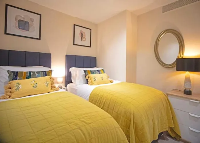 Westminster Two Bed One Bath Sleeps 5